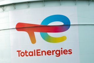 Le bénéfice net du groupe pétro-gazier TotalEnergies a chuté de 29% au 2e trimestre. (archive) KEYSTONE/EPA/TERESA SUAREZ
